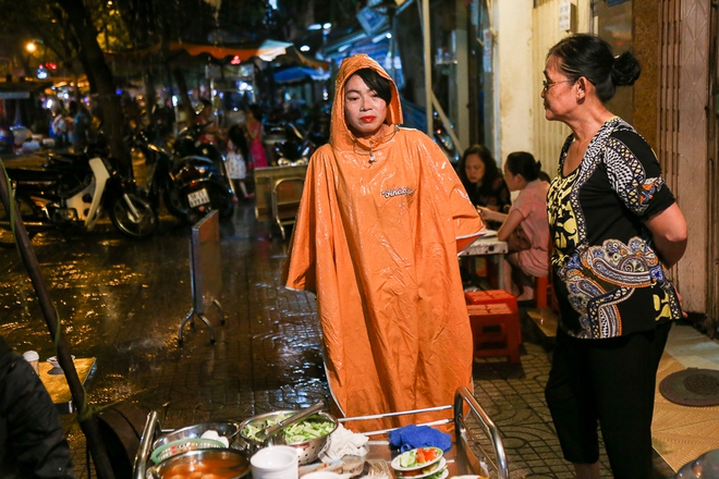 Gần 100.000 đồng/đĩa nhưng cơm tấm b&#224; Bảy “lưỡi lam” 30 năm vẫn h&#250;t kh&#225;ch S&#224;i G&#242;n mỗi đ&#234;m - Ảnh 7.