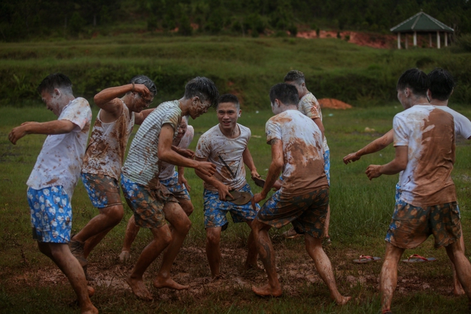 Ý tưởng lầy lội nhất mùa kỷ yếu 2017: Ném bột màu rồi cùng nhau tắm bùn dưới mưa - Ảnh 13.