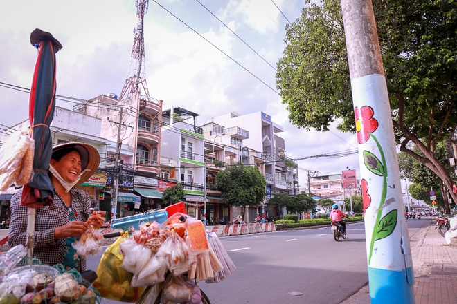 Người dân thích thú khi hơn 100 cột điện, cột đèn ở Sài Gòn bỗng nở hoa - Ảnh 4.