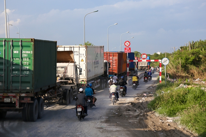 Kẹt xe kỷ lục kéo dài hơn 1 ngày tại đường dẫn vào cảng lớn nhất Sài Gòn - Ảnh 3.