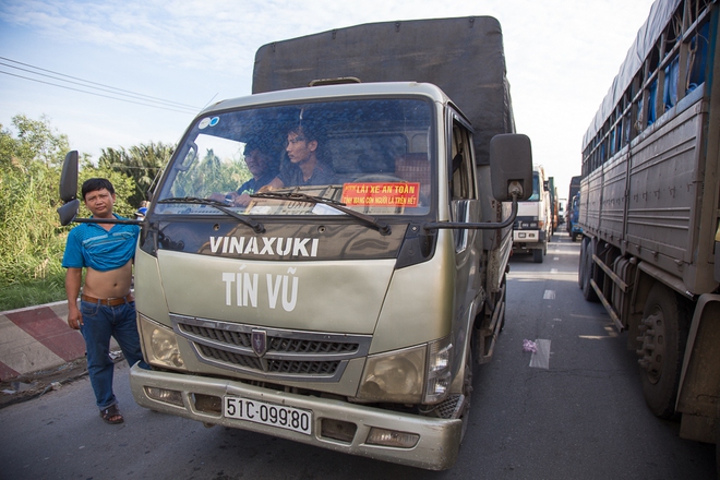 Kẹt xe kỷ lục k&eacute;o d&agrave;i hơn 1 ng&agrave;y tại đường dẫn v&agrave;o cảng lớn nhất S&agrave;i G&ograve;n - Ảnh 8.