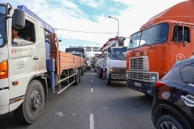 Kẹt xe kỷ lục kéo dài hơn 1 ngày tại đường dẫn vào cảng lớn nhất Sài Gòn - Ảnh 16.