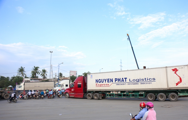 Kẹt xe kỷ lục kéo dài hơn 1 ngày tại đường dẫn vào cảng lớn nhất Sài Gòn - Ảnh 17.