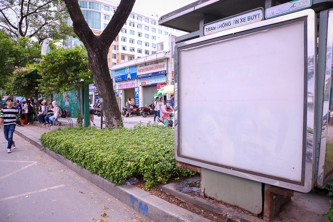 Hàng loạt trạm thông tin điện tử hiện đại ở Sài Gòn bị hư hỏng, nhếch nhác và bốc mùi kinh khủng - Ảnh 2.