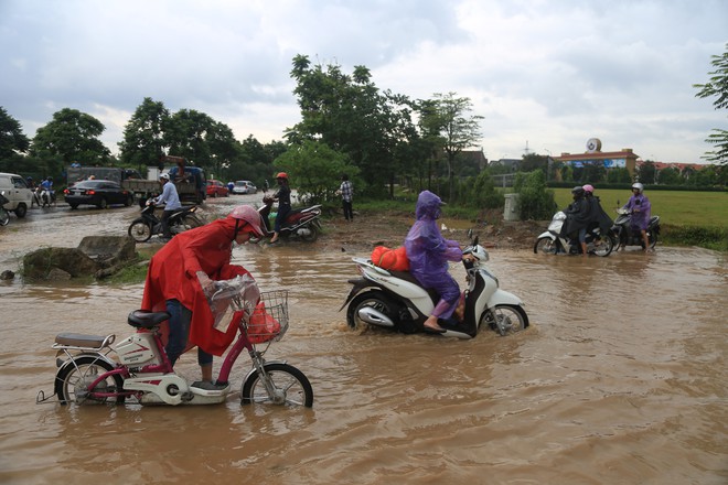 Chùm ảnh: Ngày Hà Nội ngập nặng sau mưa lớn, nghề giải cứu người và xe lại lên ngôi - Ảnh 1.