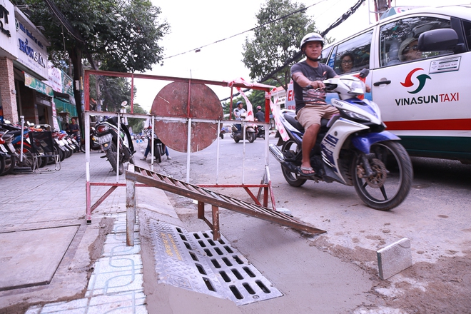 Hàng trăm hố ga thông minh được lắp đặt để ngăn mùi hôi, chặn rác chống ngập trên phố Sài Gòn - Ảnh 4.