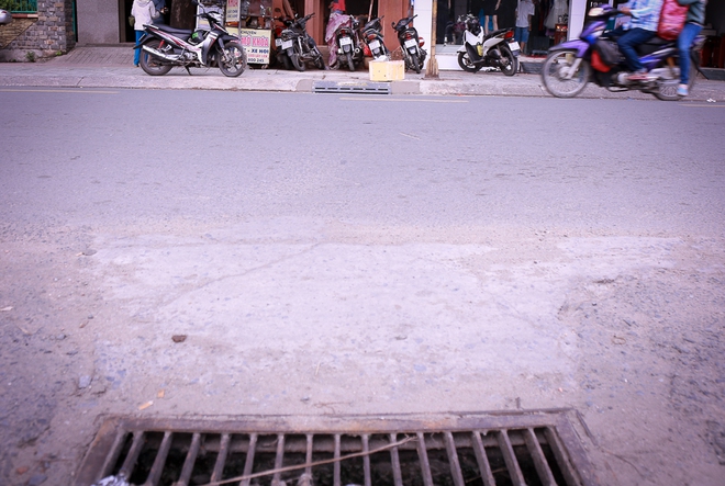 Hàng trăm hố ga thông minh được lắp đặt để ngăn mùi hôi, chặn rác chống ngập trên phố Sài Gòn - Ảnh 8.