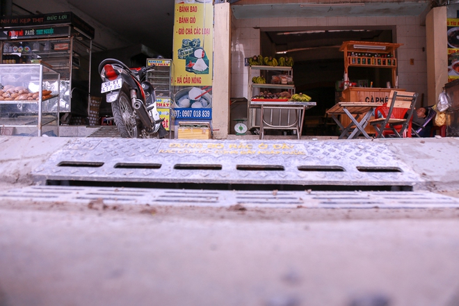 Hàng trăm hố ga thông minh được lắp đặt để ngăn mùi hôi, chặn rác chống ngập trên phố Sài Gòn - Ảnh 7.