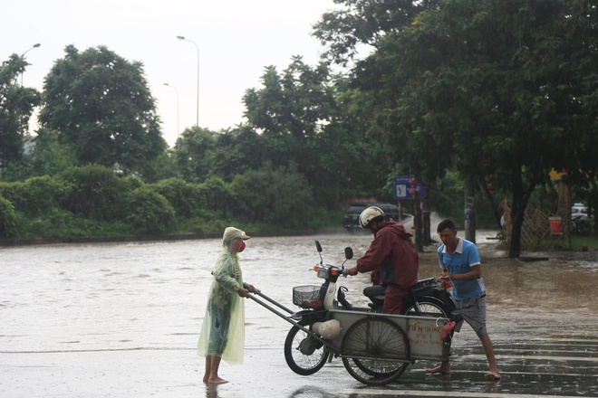 Chùm ảnh: Ngày Hà Nội ngập nặng sau mưa lớn, nghề giải cứu người và xe lại lên ngôi - Ảnh 6.