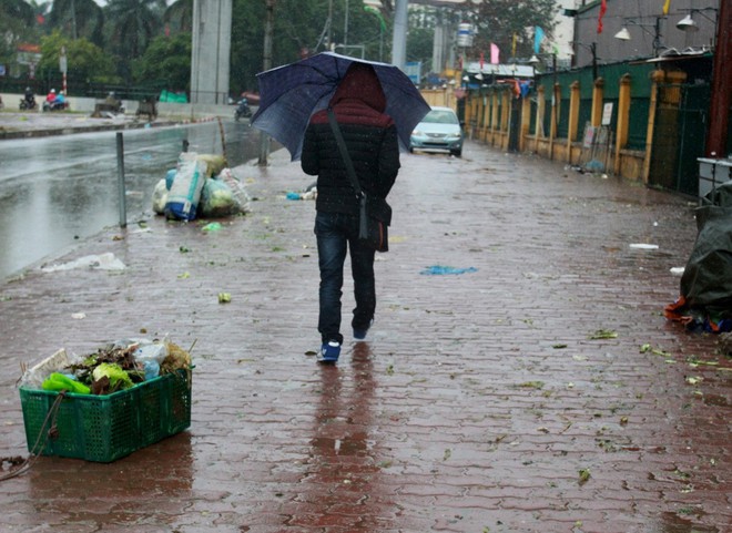 Hà Nội chìm trong mưa rét, ban đêm xuống còn 15 độ C - Ảnh 1.