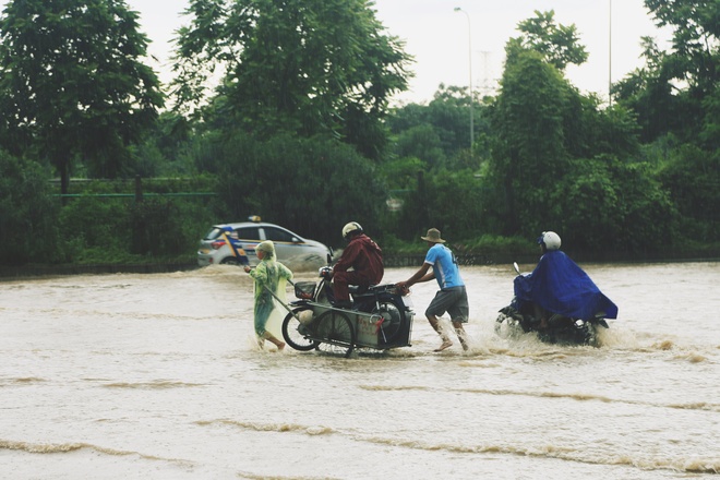 Chùm ảnh: Ngày Hà Nội ngập nặng sau mưa lớn, nghề giải cứu người và xe lại lên ngôi - Ảnh 7.