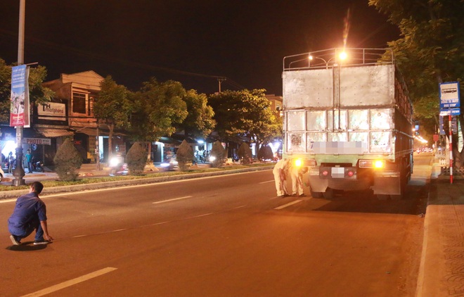 Đ&agrave; Nẵng: Va chạm kinh ho&agrave;ng trong đ&ecirc;m, nam thanh ni&ecirc;n bị xe tải c&aacute;n tử vong - Ảnh 3.