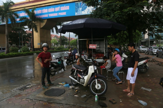 Chùm ảnh: Ngày Hà Nội ngập nặng sau mưa lớn, nghề giải cứu người và xe lại lên ngôi - Ảnh 3.
