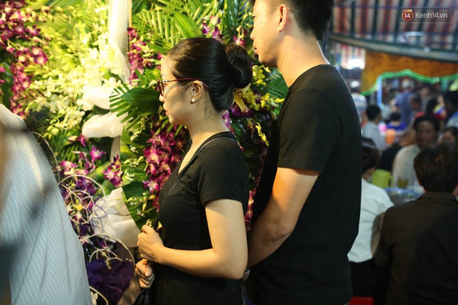 Nghệ sĩ C&aacute;t Phượng, vợ chồng Ốc Thanh V&acirc;n,... tới viếng danh h&agrave;i Kh&aacute;nh Nam trong ng&agrave;y thứ 2 tổ chức tang lễ - Ảnh 2.