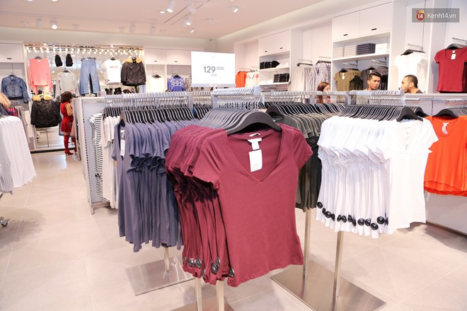 Buổi khai trương sớm store H&M Hà Nội: Đồ mùa đông đẹp, đa dạng với giá rất mềm, áo nỉ 249K, áo len 499K - Ảnh 15.