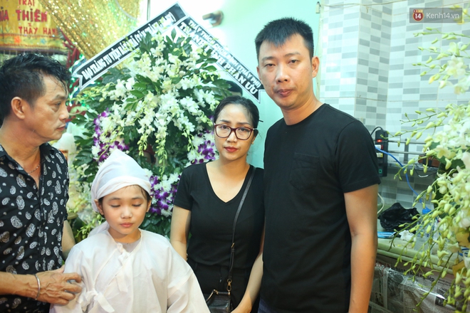 Nghệ sĩ C&aacute;t Phượng, vợ chồng Ốc Thanh V&acirc;n,... tới viếng danh h&agrave;i Kh&aacute;nh Nam trong ng&agrave;y thứ 2 tổ chức tang lễ - Ảnh 1.