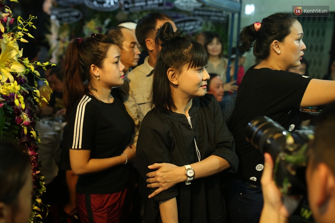 Nghệ sĩ Cát Phượng, vợ chồng Ốc Thanh Vân,... tới viếng danh hài Khánh Nam trong ngày thứ 2 tổ chức tang lễ - Ảnh 3.