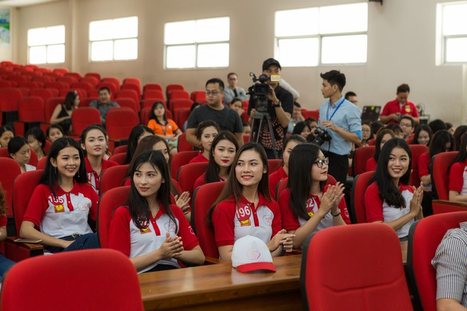 Buổi giao lưu của top 45 Hoa khôi Sinh viên Việt Nam 2017 với các doanh nhân thành đạt - Ảnh 5. Buổi giao lưu của top 45 Hoa khôi Sinh viên Việt Nam 2017 với các doanh nhân thành đạt - Ảnh 5.