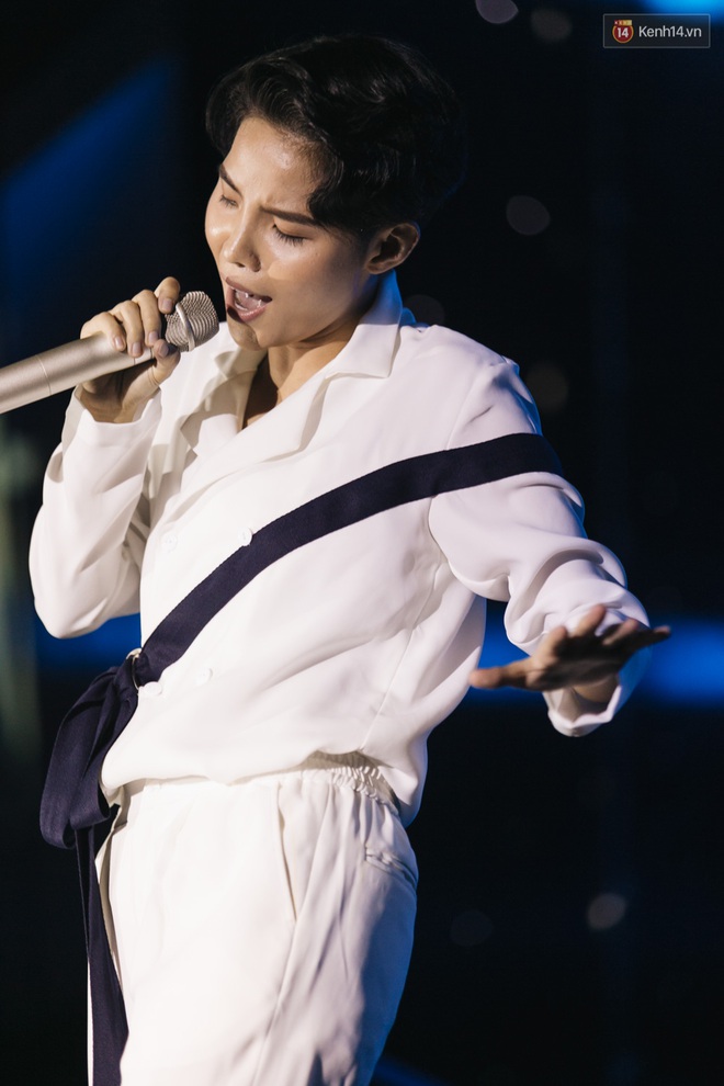 Vũ Cát Tường nữ tính mặc váy đi catwalk, song ca ăn ý cùng Soobin Hoàng Sơn tại concert lớn nhất sự nghiệp - Ảnh 4.
