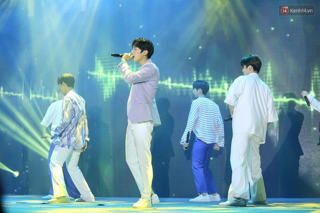 Show diễn SNUPER tại TP.HCM: 2 th&agrave;nh vi&ecirc;n bỗng g&acirc;y ch&uacute; &yacute; v&igrave; điển trai, khoe ch&acirc;n d&agrave;i mi&ecirc;n man tr&ecirc;n s&acirc;n khấu - Ảnh 1.