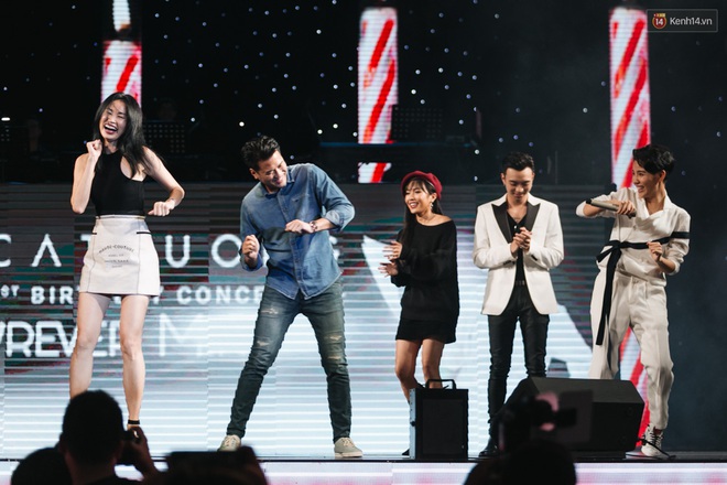 Vũ Cát Tường nữ tính mặc váy đi catwalk, song ca ăn ý cùng Soobin Hoàng Sơn tại concert lớn nhất sự nghiệp - Ảnh 8.