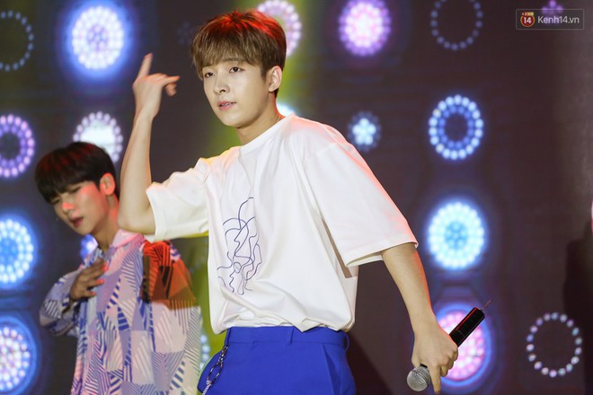 Show diễn SNUPER tại TP.HCM: 2 th&agrave;nh vi&ecirc;n bỗng g&acirc;y ch&uacute; &yacute; v&igrave; điển trai, khoe ch&acirc;n d&agrave;i mi&ecirc;n man tr&ecirc;n s&acirc;n khấu - Ảnh 2.