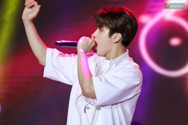 Show diễn SNUPER tại TP.HCM: 2 th&agrave;nh vi&ecirc;n bỗng g&acirc;y ch&uacute; &yacute; v&igrave; điển trai, khoe ch&acirc;n d&agrave;i mi&ecirc;n man tr&ecirc;n s&acirc;n khấu - Ảnh 3.