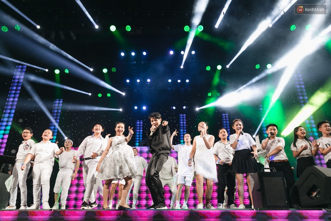 Vũ Cát Tường nữ tính mặc váy đi catwalk, song ca ăn ý cùng Soobin Hoàng Sơn tại concert lớn nhất sự nghiệp - Ảnh 11.
