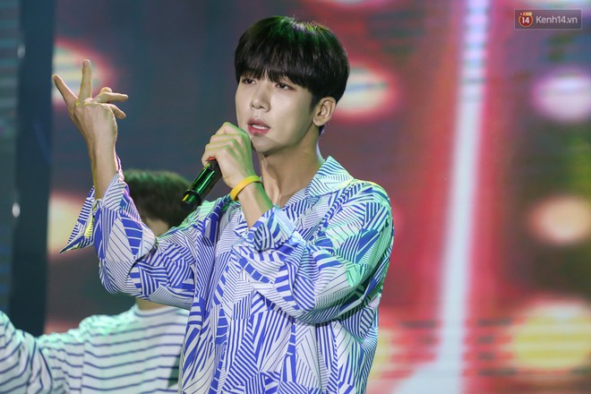 Show diễn SNUPER tại TP.HCM: 2 th&agrave;nh vi&ecirc;n bỗng g&acirc;y ch&uacute; &yacute; v&igrave; điển trai, khoe ch&acirc;n d&agrave;i mi&ecirc;n man tr&ecirc;n s&acirc;n khấu - Ảnh 5.