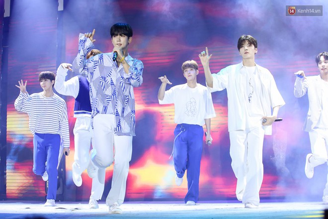 Show diễn SNUPER tại TP.HCM: 2 thành viên bỗng gây chú ý vì điển trai, khoe chân dài miên man trên sân khấu - Ảnh 7.