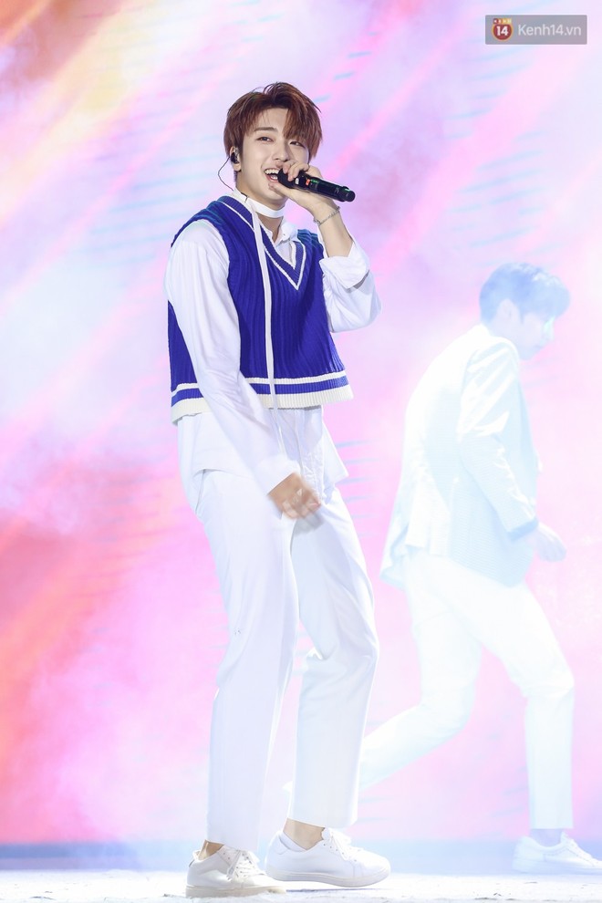 Show diễn SNUPER tại TP.HCM: 2 th&agrave;nh vi&ecirc;n bỗng g&acirc;y ch&uacute; &yacute; v&igrave; điển trai, khoe ch&acirc;n d&agrave;i mi&ecirc;n man tr&ecirc;n s&acirc;n khấu - Ảnh 11.