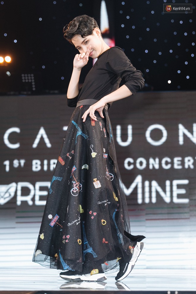 Vũ Cát Tường nữ tính mặc váy đi catwalk, song ca ăn ý cùng Soobin Hoàng Sơn tại concert lớn nhất sự nghiệp - Ảnh 13.