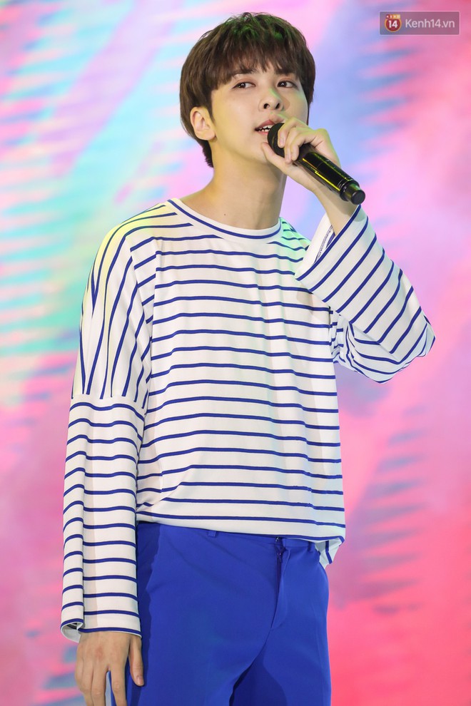 Show diễn SNUPER tại TP.HCM: 2 th&agrave;nh vi&ecirc;n bỗng g&acirc;y ch&uacute; &yacute; v&igrave; điển trai, khoe ch&acirc;n d&agrave;i mi&ecirc;n man tr&ecirc;n s&acirc;n khấu - Ảnh 12.