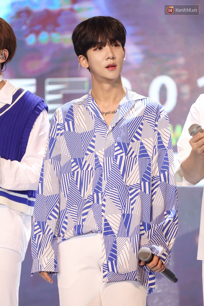 Show diễn SNUPER tại TP.HCM: 2 th&agrave;nh vi&ecirc;n bỗng g&acirc;y ch&uacute; &yacute; v&igrave; điển trai, khoe ch&acirc;n d&agrave;i mi&ecirc;n man tr&ecirc;n s&acirc;n khấu - Ảnh 6.