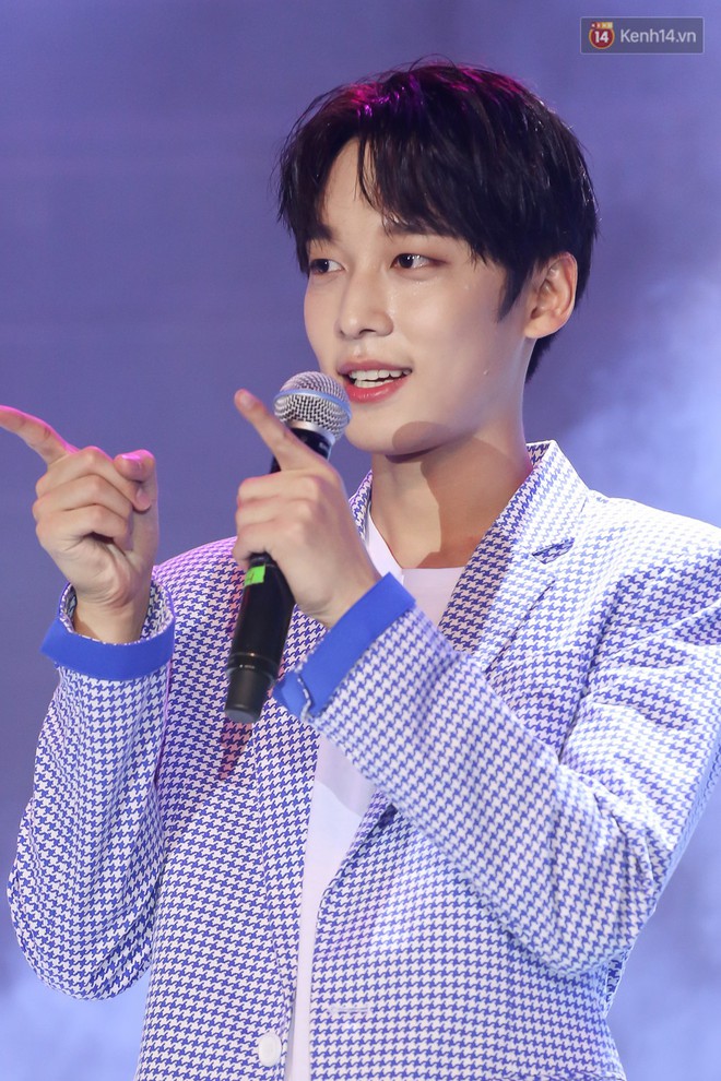 Show diễn SNUPER tại TP.HCM: 2 th&agrave;nh vi&ecirc;n bỗng g&acirc;y ch&uacute; &yacute; v&igrave; điển trai, khoe ch&acirc;n d&agrave;i mi&ecirc;n man tr&ecirc;n s&acirc;n khấu - Ảnh 15.