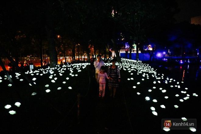 Hàng trăm bạn trẻ đổ xô về khu vườn ánh sáng lung linh độc nhất Sài Gòn giữa tiết trời se lạnh - Ảnh 13.