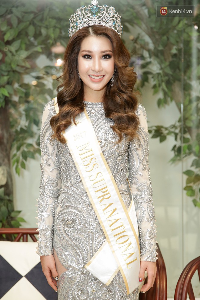 T&acirc;n Hoa hậu Si&ecirc;u quốc gia 2017 trực tiếp đ&aacute;p trả những lời ch&ecirc; bai nhan sắc trong chuyến gh&eacute; thăm Việt Nam - Ảnh 2.