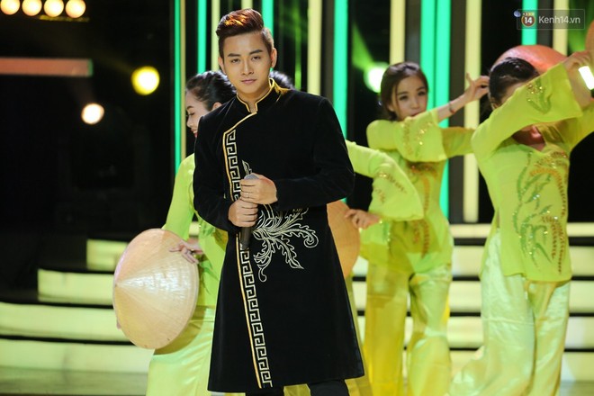 Hoài Linh trầm ngâm theo dõi Hoài Lâm biểu diễn sau tuyên bố lạnh nhạt với con trai - Ảnh 3.