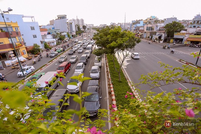 Đường dẫn về sân bay Tân Sơn Nhất kẹt cứng từ trưa đến chiều tối, người Sài Gòn ngáp ngủ trên xe máy - Ảnh 3.