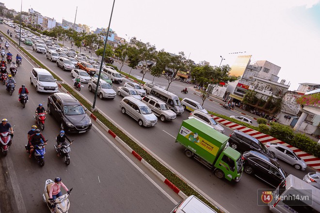 Đường dẫn về sân bay Tân Sơn Nhất kẹt cứng từ trưa đến chiều tối, người Sài Gòn ngáp ngủ trên xe máy - Ảnh 4.