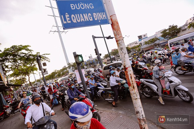 Đường dẫn về sân bay Tân Sơn Nhất kẹt cứng từ trưa đến chiều tối, người Sài Gòn ngáp ngủ trên xe máy - Ảnh 5.