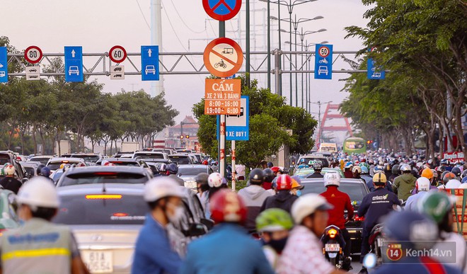 Đường dẫn về sân bay Tân Sơn Nhất kẹt cứng từ trưa đến chiều tối, người Sài Gòn ngáp ngủ trên xe máy - Ảnh 7.