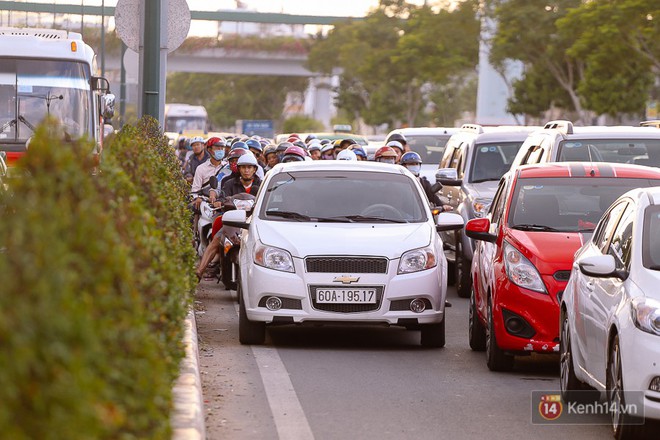 Đường dẫn về sân bay Tân Sơn Nhất kẹt cứng từ trưa đến chiều tối, người Sài Gòn ngáp ngủ trên xe máy - Ảnh 13.