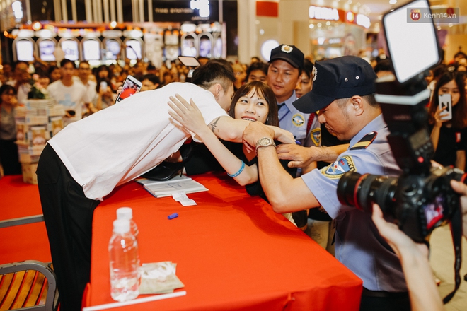 Sơn Tùng M-TP cúi gập người ôm chầm lấy fan trong buổi kí tặng sách tại TP Hồ Chí Minh - Ảnh 11.