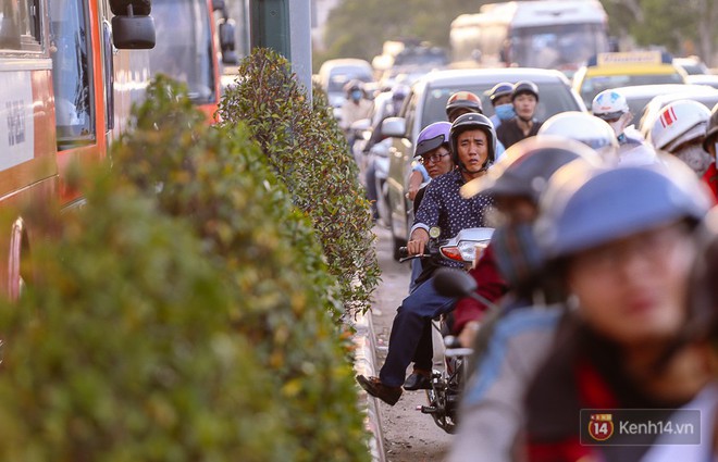 Đường dẫn về sân bay Tân Sơn Nhất kẹt cứng từ trưa đến chiều tối, người Sài Gòn ngáp ngủ trên xe máy - Ảnh 12.