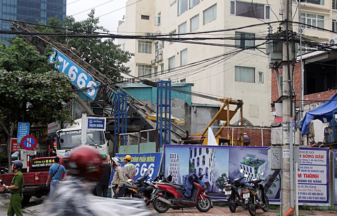 Đ&agrave; Nẵng: Đang thi c&ocirc;ng kh&aacute;ch sạn, xe cẩu cao gần chục m&eacute;t bị đổ nghi&ecirc;ng đ&egrave; v&agrave;o nh&agrave; d&acirc;n - Ảnh 1.