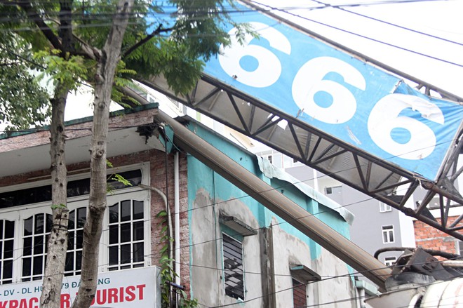 Đà Nẵng: Đang thi công khách sạn, xe cẩu cao gần chục mét bị đổ nghiêng đè vào nhà dân - Ảnh 2.