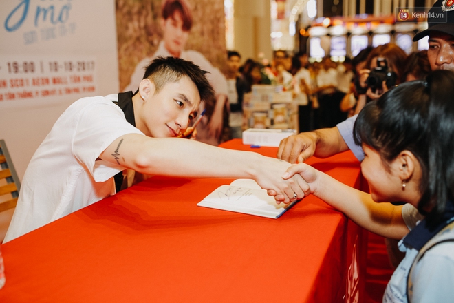 Sơn Tùng M-TP cúi gập người ôm chầm lấy fan trong buổi kí tặng sách tại TP Hồ Chí Minh - Ảnh 9.