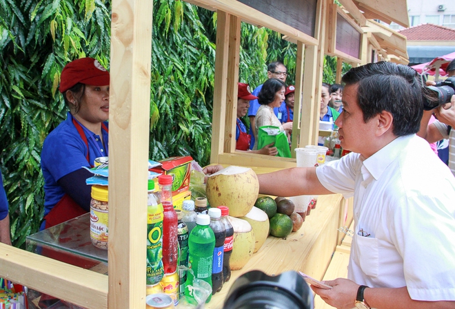 Lãnh đạo quận 1 lì xì cho các tiểu thương trong ngày khai trương Phố hàng rong thứ 2 ở Sài Gòn - Ảnh 4.