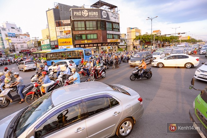 Đường dẫn về sân bay Tân Sơn Nhất kẹt cứng từ trưa đến chiều tối, người Sài Gòn ngáp ngủ trên xe máy - Ảnh 8.